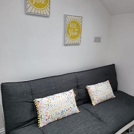 Ferienwohnung Fancy Basement Flat B London Exterior foto