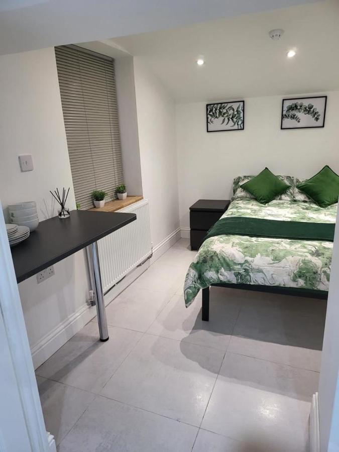 Ferienwohnung Fancy Basement Flat B London Exterior foto
